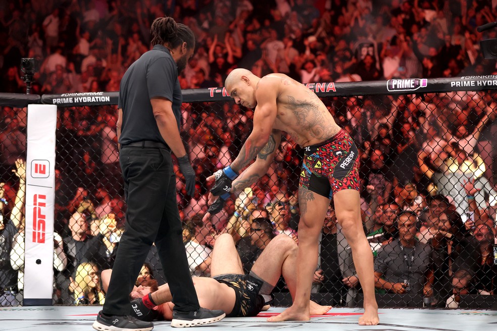 Imagem da notícia: Alex Pereira reconquista cinturão com nocaute relâmpago sobre Magomed Ankalaev no UFC 320