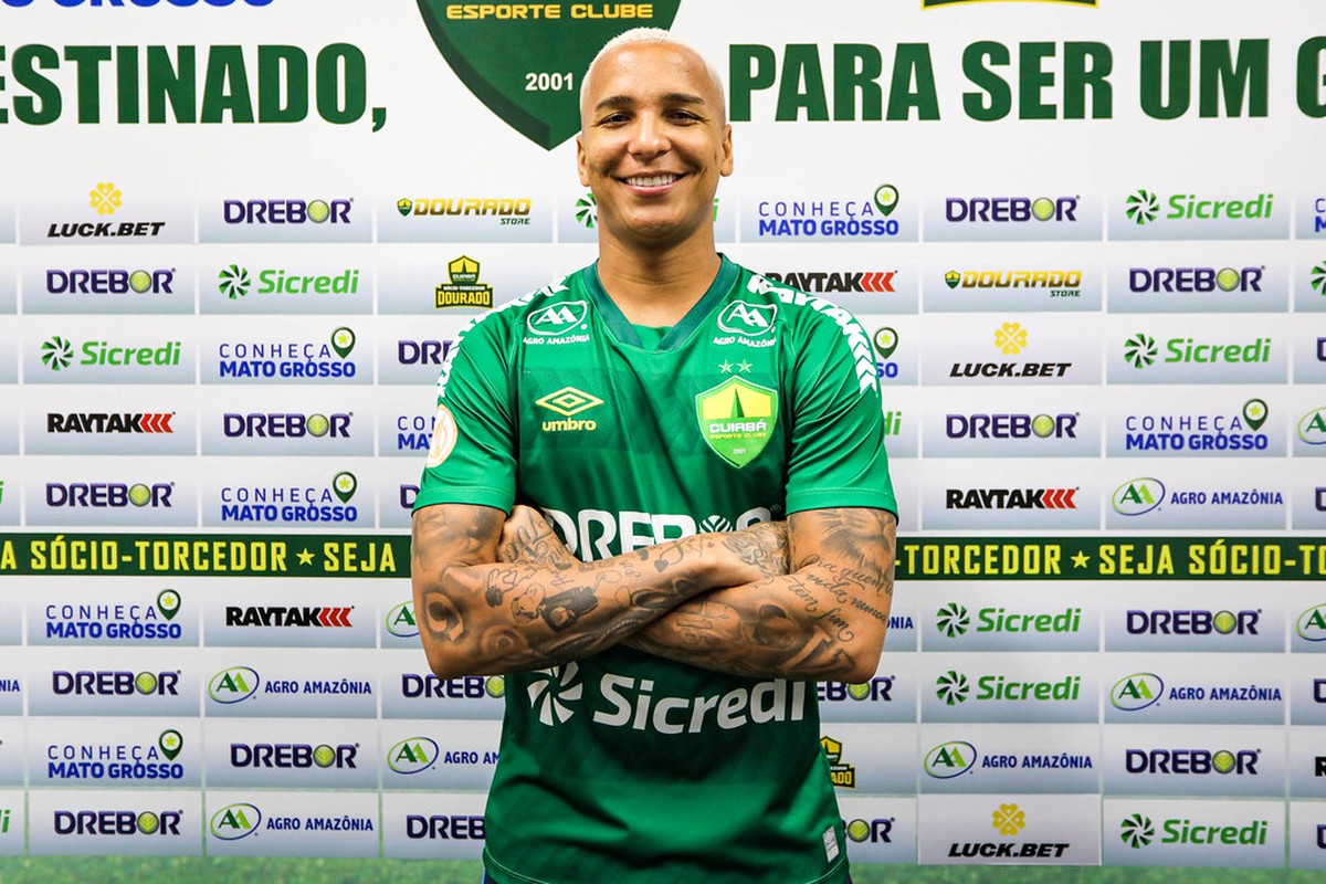 Deyverson é retirado de entrevista em campo após empate do Cuiabá