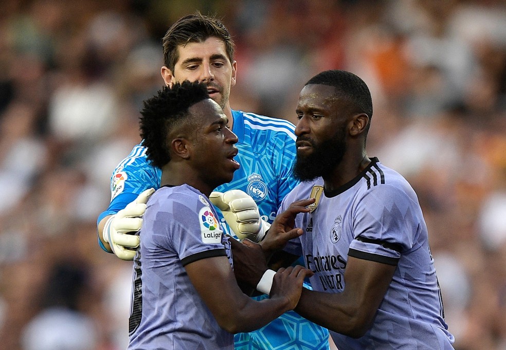 Courtois e Rüdiger tentam controlar Vinicius Junior durante o jogo contra o Valencia — Foto: Reuters