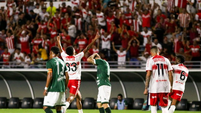 Lucas Lima comemora gol do CRB contra o Guarani
