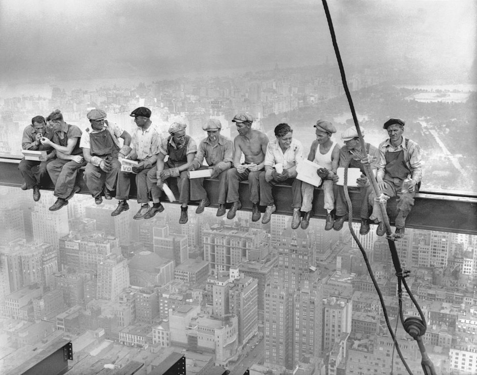 Operários no topo do Rockefeller Center, em 1932 — Foto: Getty Images