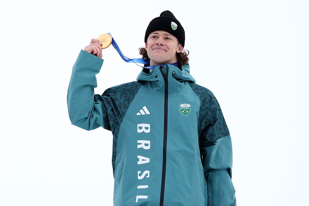 Lucas Pinheiro comemora medalha de ouro no slalom gigante nos Jogos Olímpicos de Inverno — Foto: Getty Images