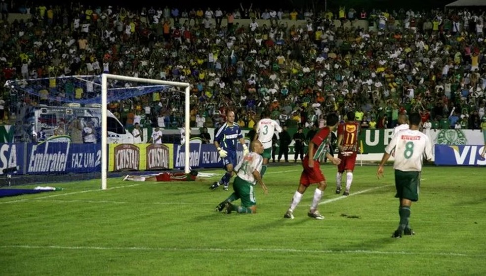 Operário e Palmeiras no antigo estádio Verdão em Cuiabá pela Copa do Brasil 2007 — Foto: Leonardo Heitor/Divulgação