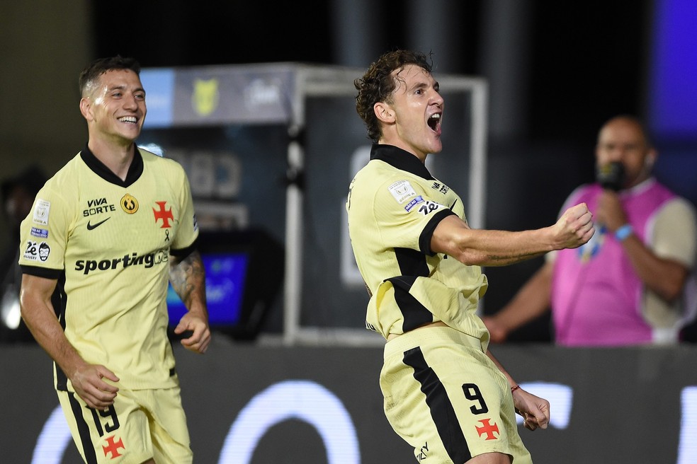 Colidio abre o placar para o Vasco em S�o Janu�rio � Foto: Andr� Dur�o