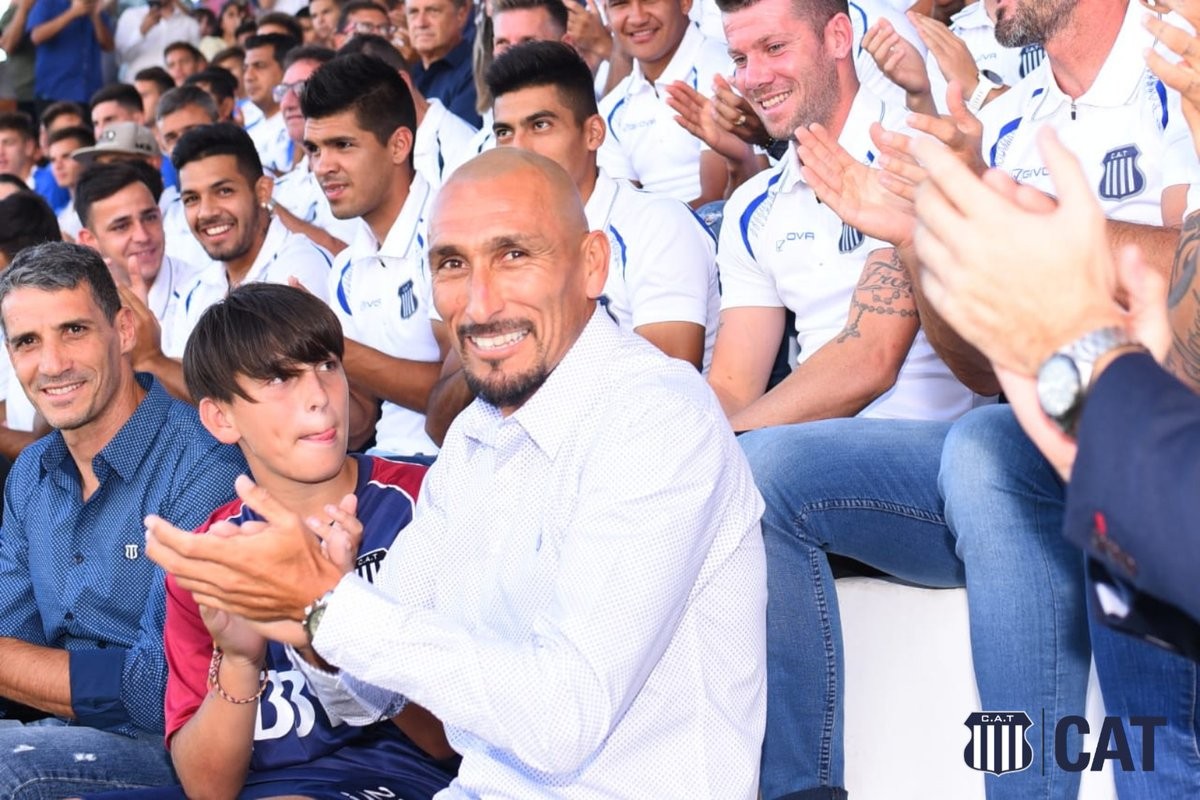 Ídolo do Inter e ex-Vasco, Guiñazu assume time da 2ª divisão da Argentina