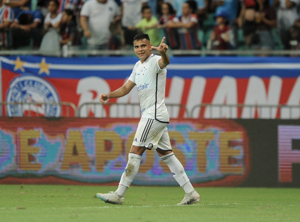 Bruno Rodrigues comemora gol de empate do Cruzeiro diante do Bahia — Foto: Jhony Pinho/AGIF