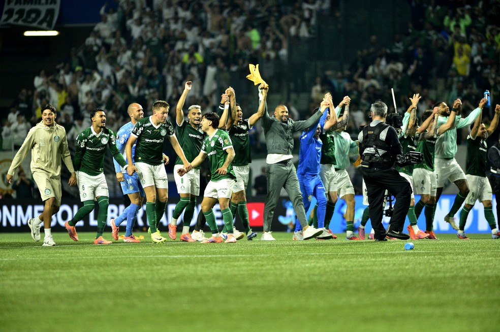 Elenco do Palmeiras comemora ida  final da Libertadores de 2025  Foto: Marcos Ribolli