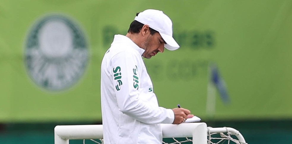 Abel Ferreira comandando treino do Palmeiras.