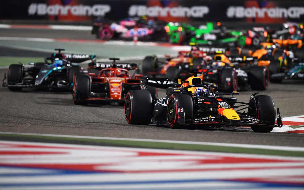 Max Verstappen lidera pelotão na largada do GP do Bahrein da F1 2024 — Foto: Rudy Carezzevoli/Getty Images