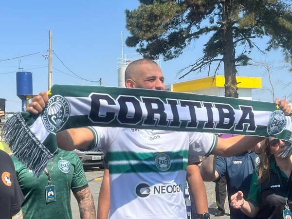 Slimani da la bienvenida a la afición para firmar con Coritiba.  Mira el vídeo y las fotos |  Curitiba