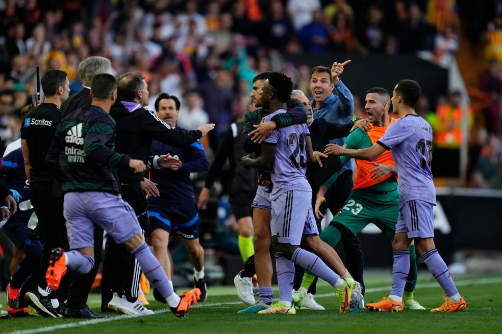 Vinicius Junior precisa ser escoltado na saída de campo do jogo entre Valencia e Real Madrid — Foto: Getty Images