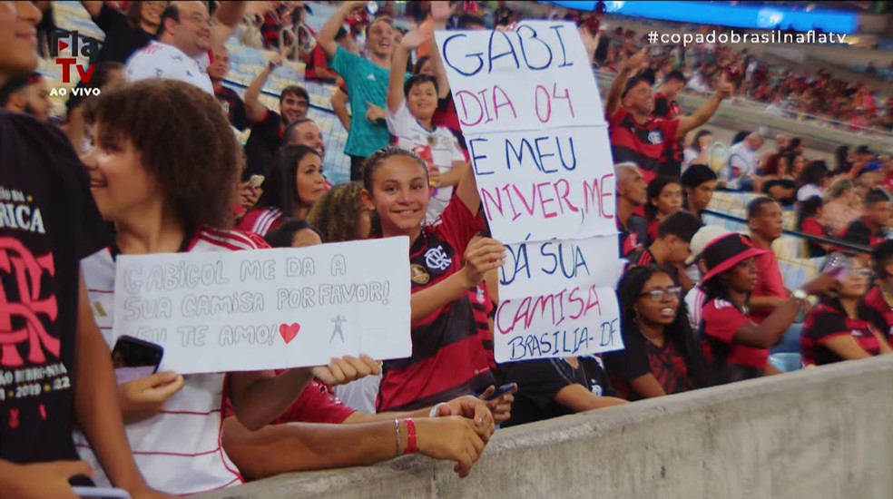 Gabigol foi muito homenageado na arquibancada — Foto: Reprodução/FLA TV