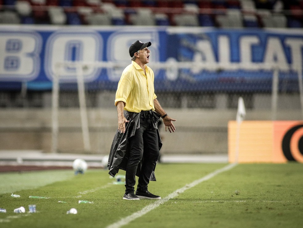 Renato Gaúcho orienta | Paysandu x Vasco — Foto: Marcos Junior/AGIF