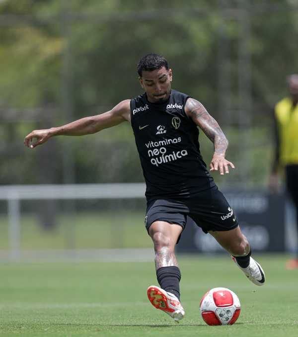 Matheus Bidu inicia 2024 como meia-atacante no Corinthians e ainda pode ser negociado