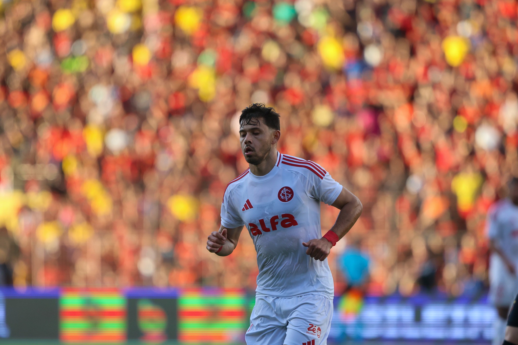 Meia perde espaço no Inter e completa três meses sem jogar