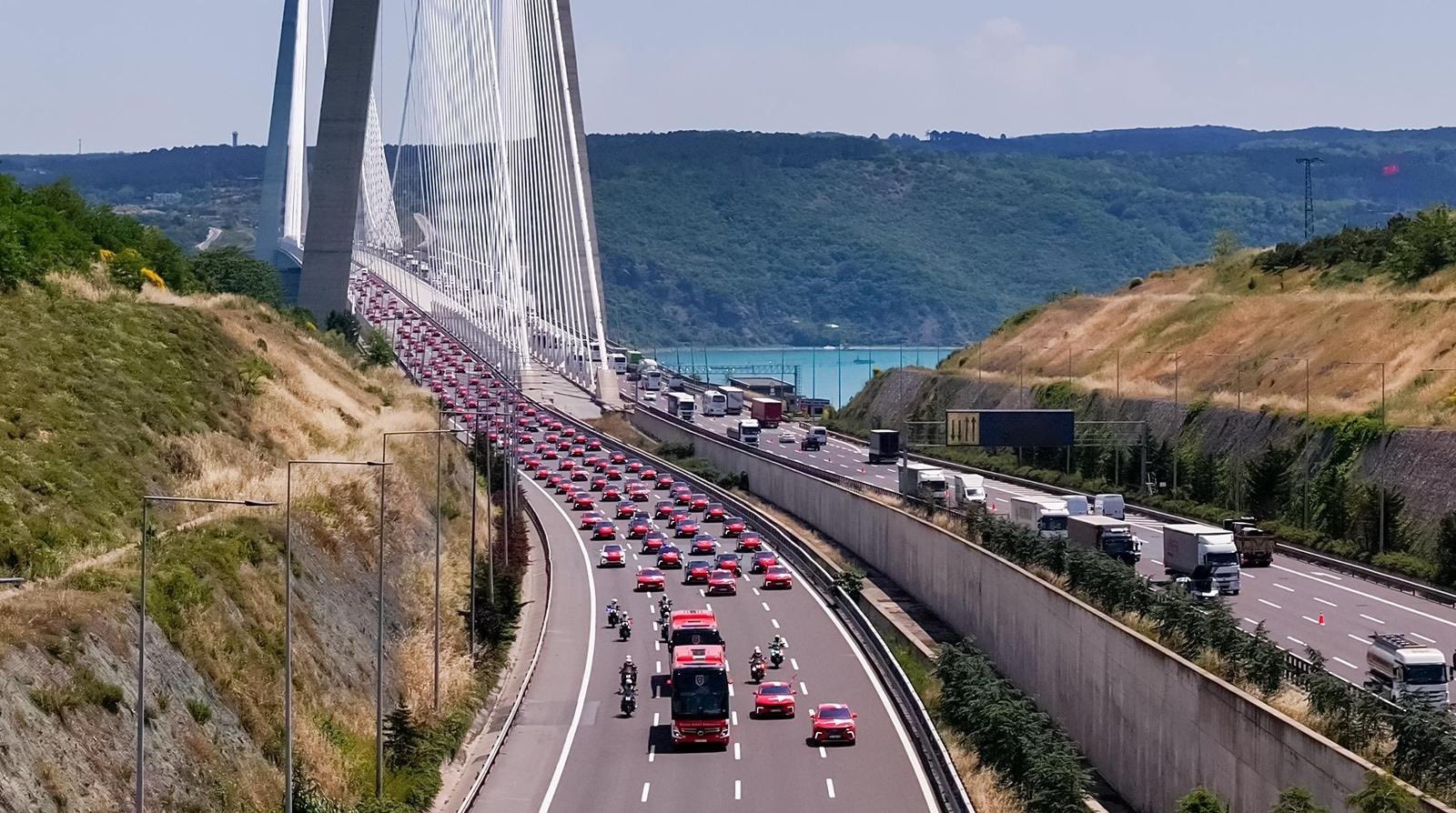 Acompanhada por carreata, Turquia viaja para a disputa da Copa do Mundo