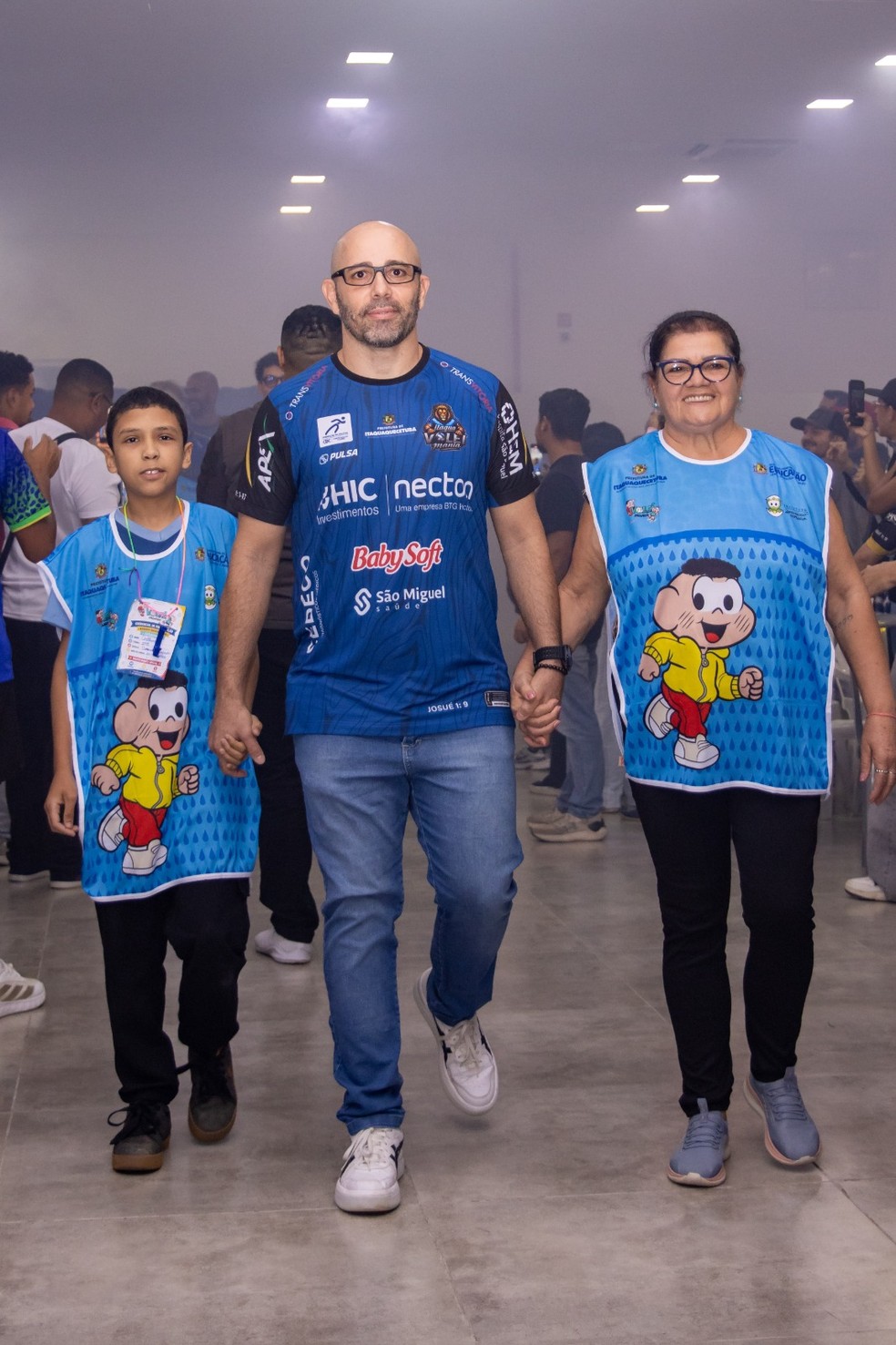 Reinaldo Bacilieri com o elenco do Vôlei Itaquá