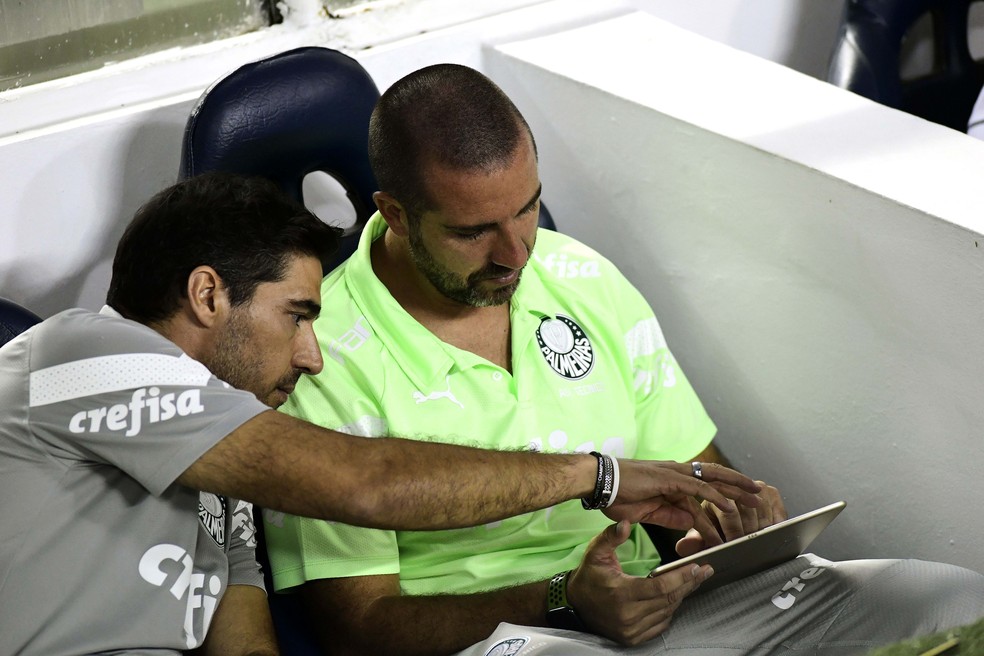 Abel Ferreira e João Martins no jogo entre Palmeiras e Inter — Foto: Marcos Ribolli