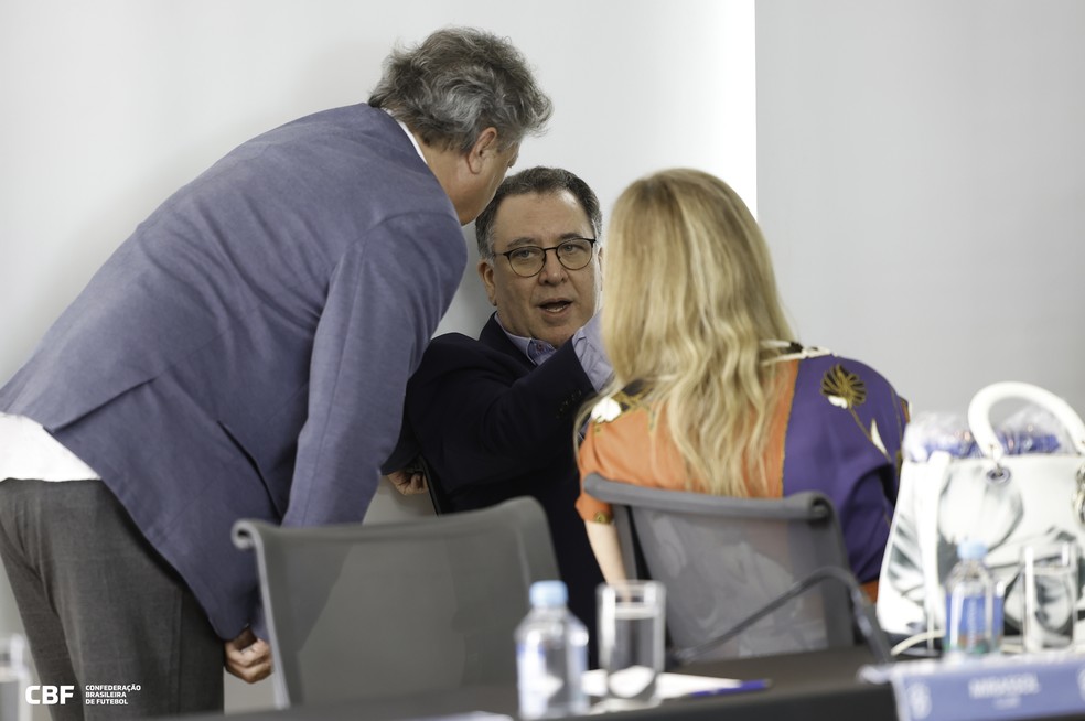 Marcos Bocatto, superintendente de novos negócios no Corinthians, conversa com Marcelo Teixeira, presidente do Santos, e Leila Pereira, presidente do Palmeiras, no Conselho Técnico da Série A — Foto: Rafael Ribeiro/CBF