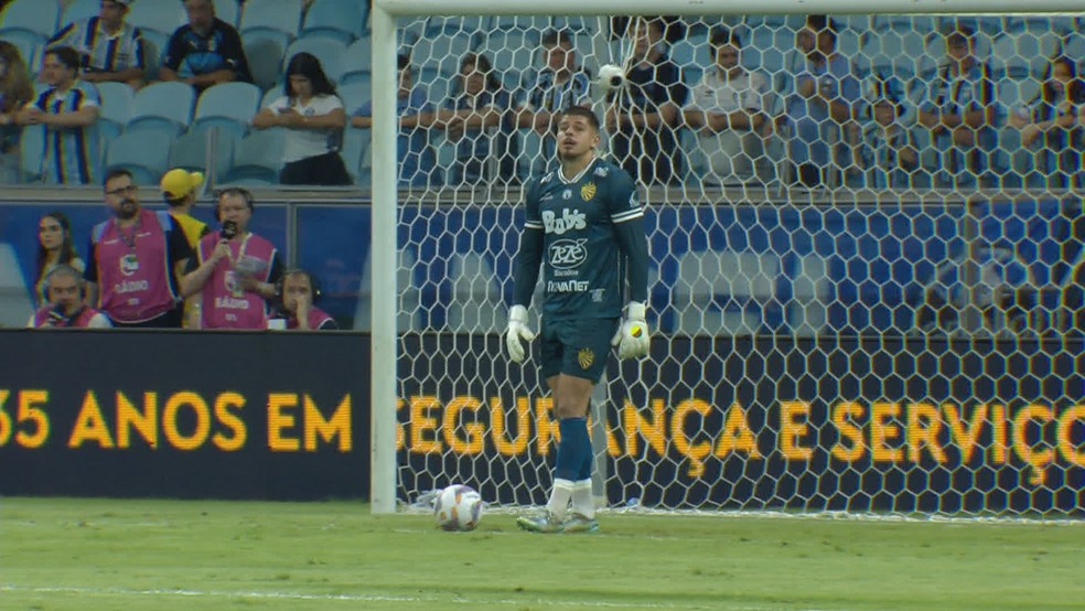 Jorge Meurer sofreu os cinco gols na goleada para o Grêmio — Foto: Reprodução / RBS TV