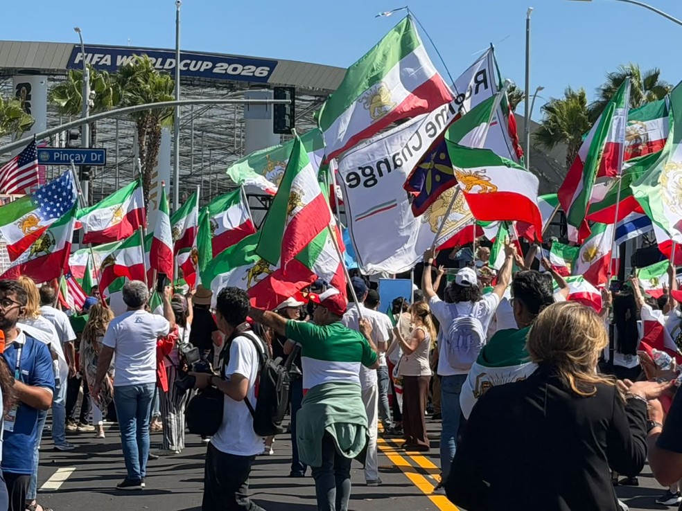 Iranianos protestam próximo ao estádio — Irã estreia na Copa