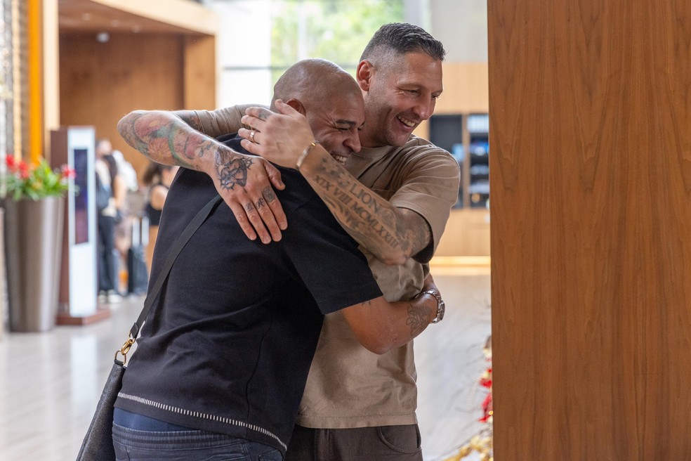 Adriano e Materazzi se encontram para o jogo de despedida do Imperador — Foto: Beto Noval