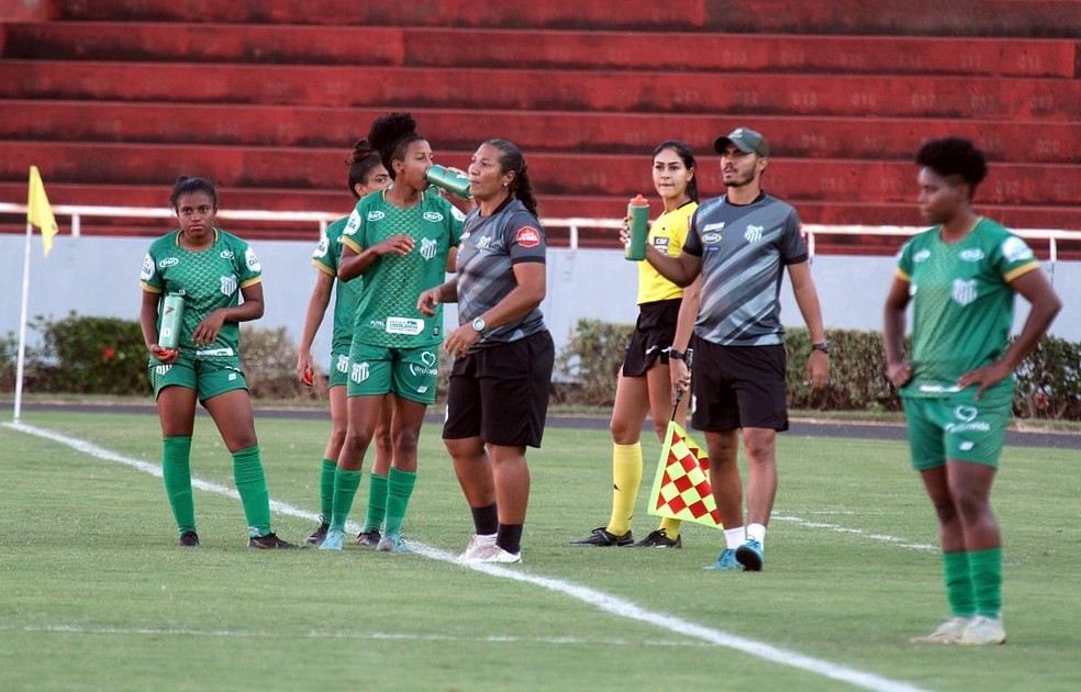 Daniela Alves; t&eacute;cnica; Uberl&acirc;ndia; Brasileiro A3 Feminino  &mdash; Foto: Welton Neves/UEC