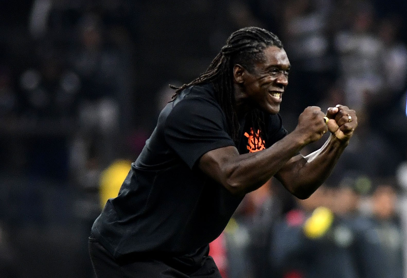 Seedorf celebra vitória do Corinthians, mas faz alerta: "A gente sabe que não acabou aqui"