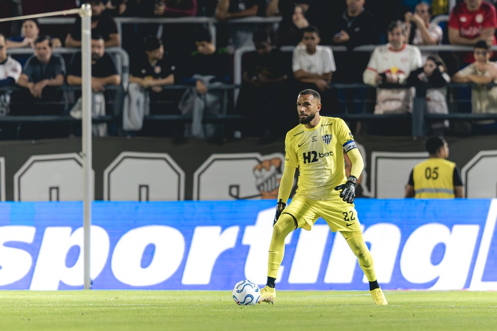 Everson dominando bola contra Bragantino
