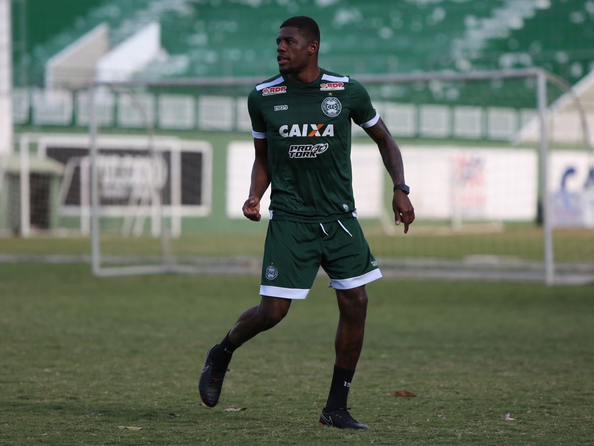 Abner volta a ganhar espaço, recebe elogios de Argel e vira opção do ...