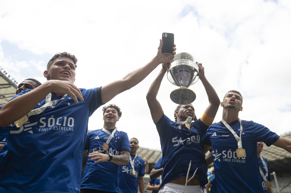 Jogadores do Cruzeiro erguem o troféu da Copa do Brasil sub-20 — Foto: Staff Images/Cruzeiro