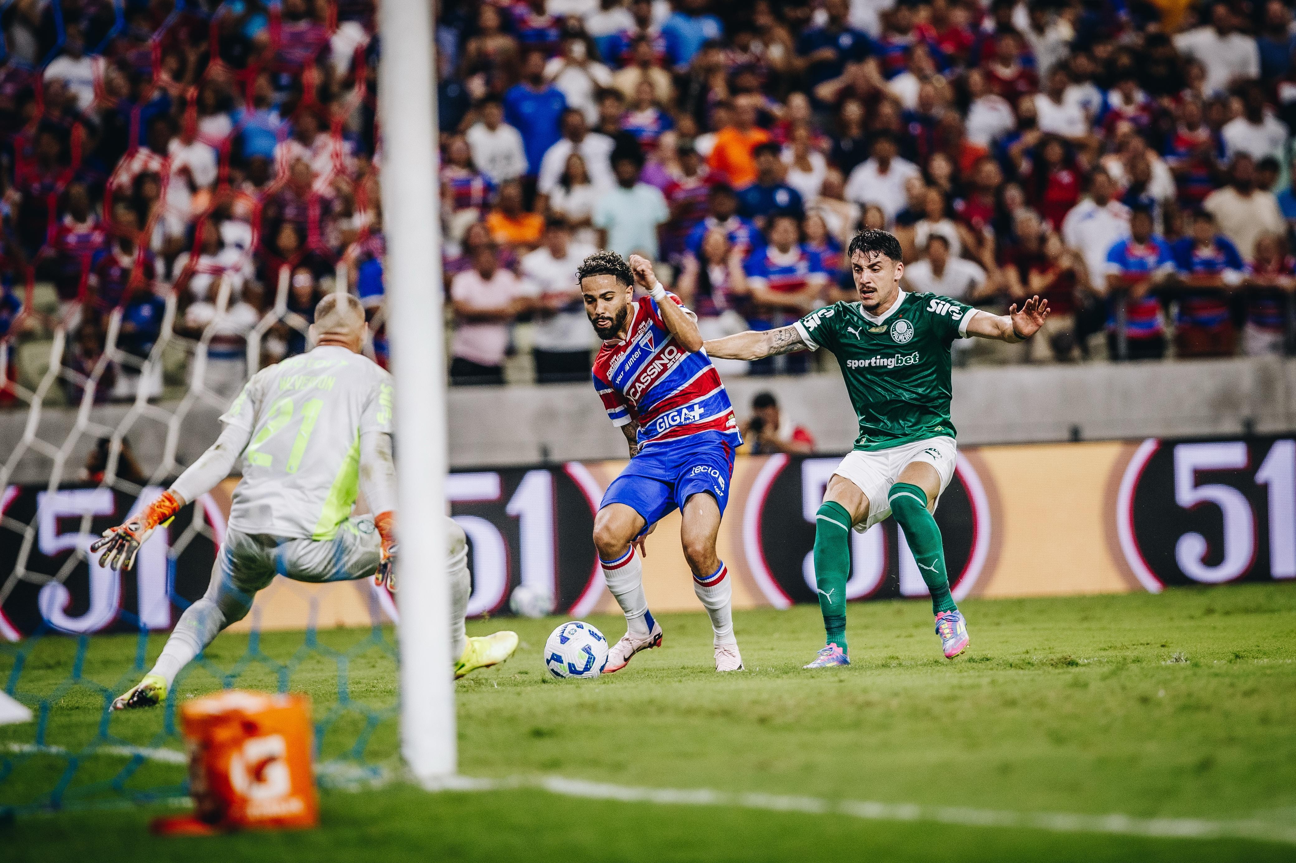 Weverton brilha em noite de liderança do Palmeiras em jogo de baixo nível.