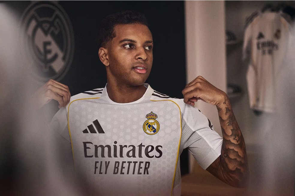 Rodrygo veste a nova camisa 1 do Real Madrid &mdash; Foto: Divulga&ccedil;&atilde;o / Real Madrid