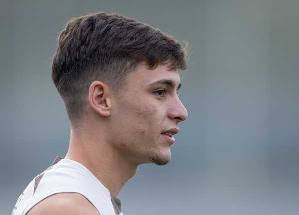 Corinthians encaminha renovação de contrato para valorizar meio-campista Breno Bidon.