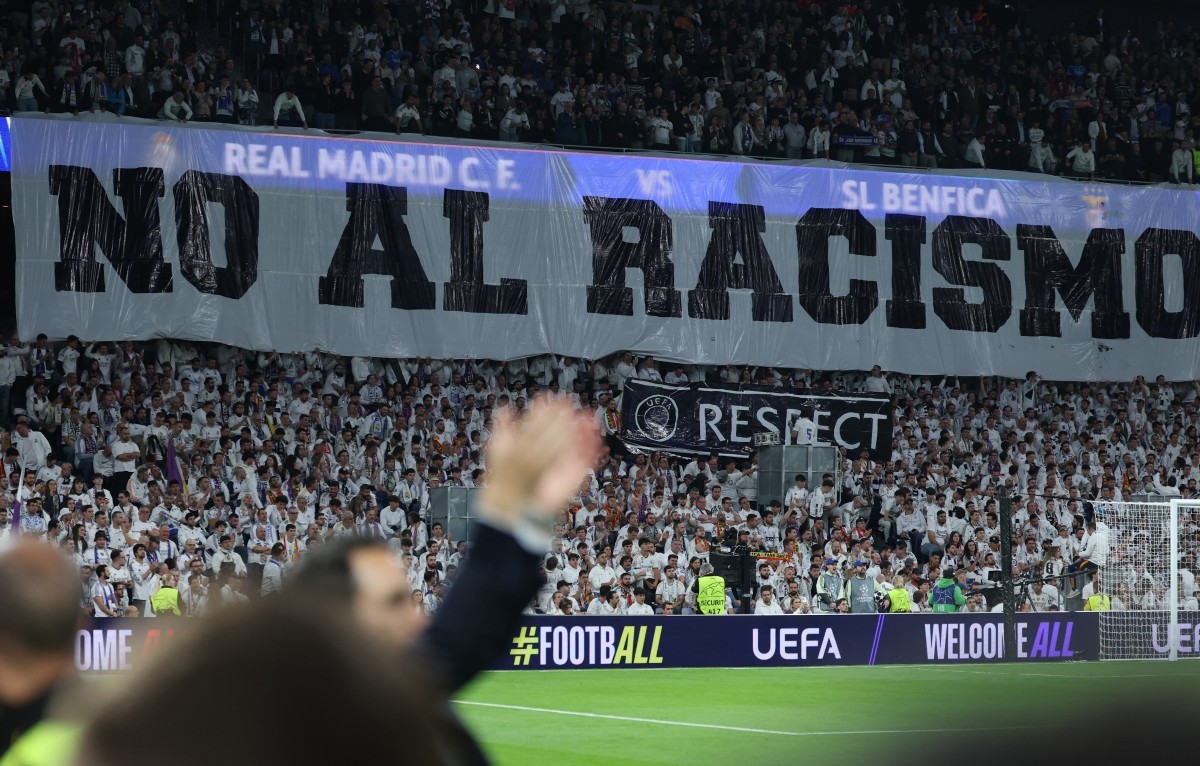 Torcida do Real Madrid ergue faixa em apoio a Vini Jr.: 