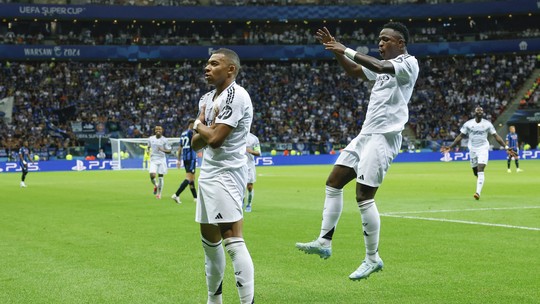 Mbappé celebra primeiro título no Real e diz que é "fácil" jogar com Vinícius Júnior - Foto: (Mariscal/EFE)