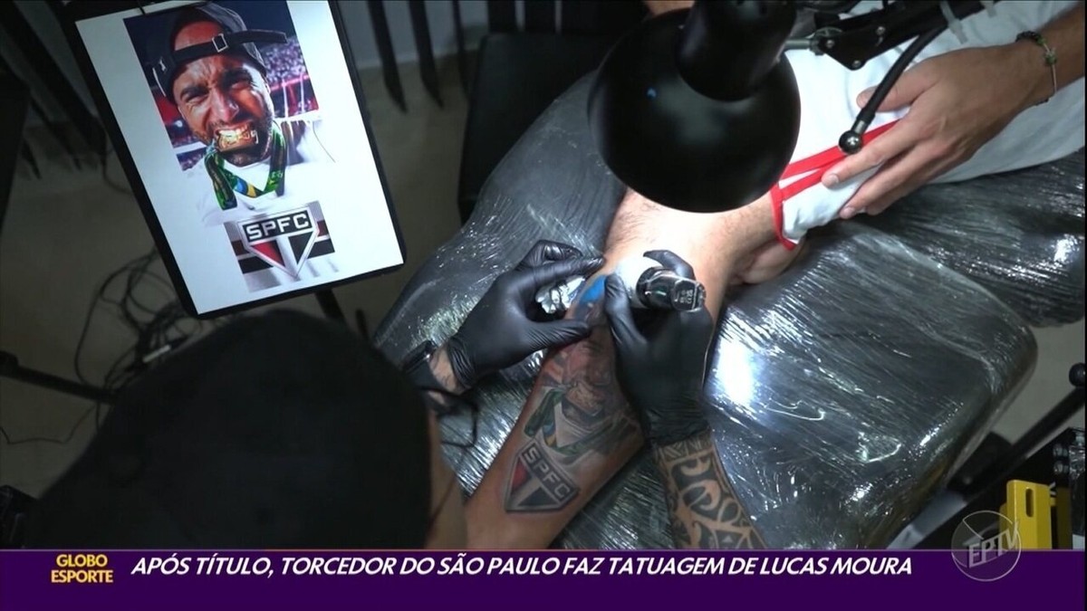 Torcedor do São Paulo tatua rosto de Lucas após título, e meia agradece: 