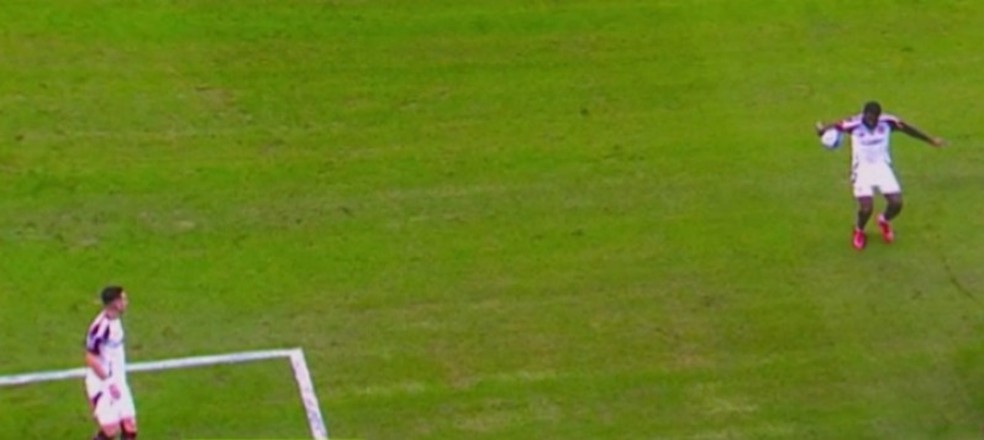 Lance polêmico em Flamengo x Grêmio — Foto: Reprodução sportv