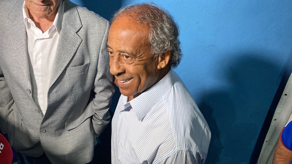 Ídolo do Cruzeiro, Dirceu marca presença em missa de celebração ao aniversário do clube — Foto: Guilherme Macedo/ge