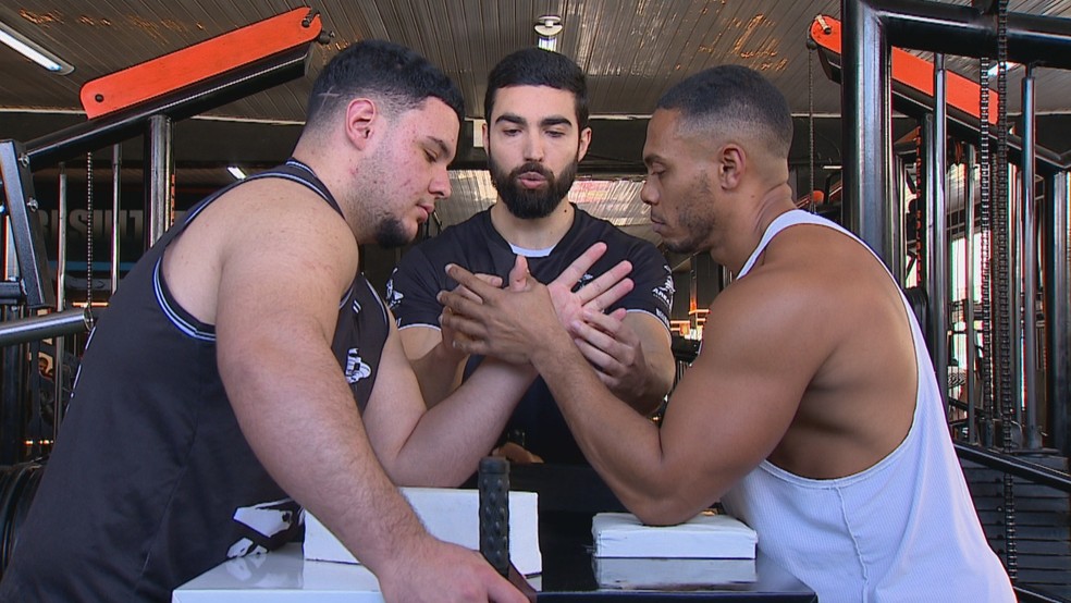 Queda de braço é esporte? Conheça o estudante do ensino médio tricampeão brasileiro: "Era sempre o mais fraco"