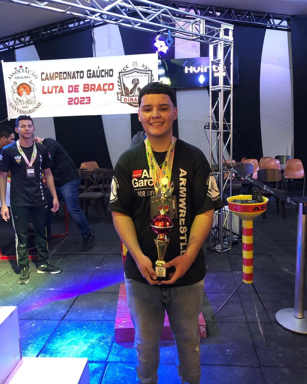 Queda de braço é esporte? Conheça o estudante do ensino médio tricampeão brasileiro: "Era sempre o mais fraco"