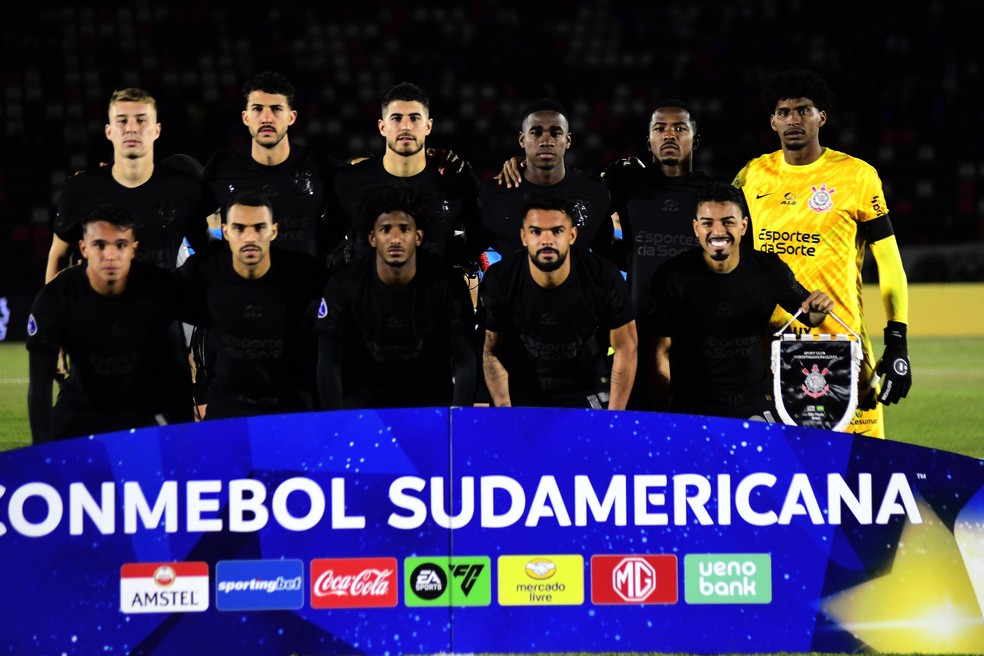 Jogadores titulares do Corinthians na partida contra o Bragantino na Sul-Americana  — Foto: Marcos Ribolli