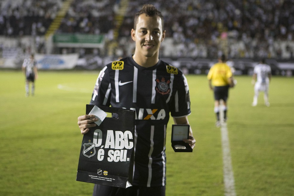 Rodriguinho, em ação pelo Corinthians, enfrentou o ABC em Natal e recebeu homenagem — Foto: Daniel Augusto Jr/Agência Corinthians