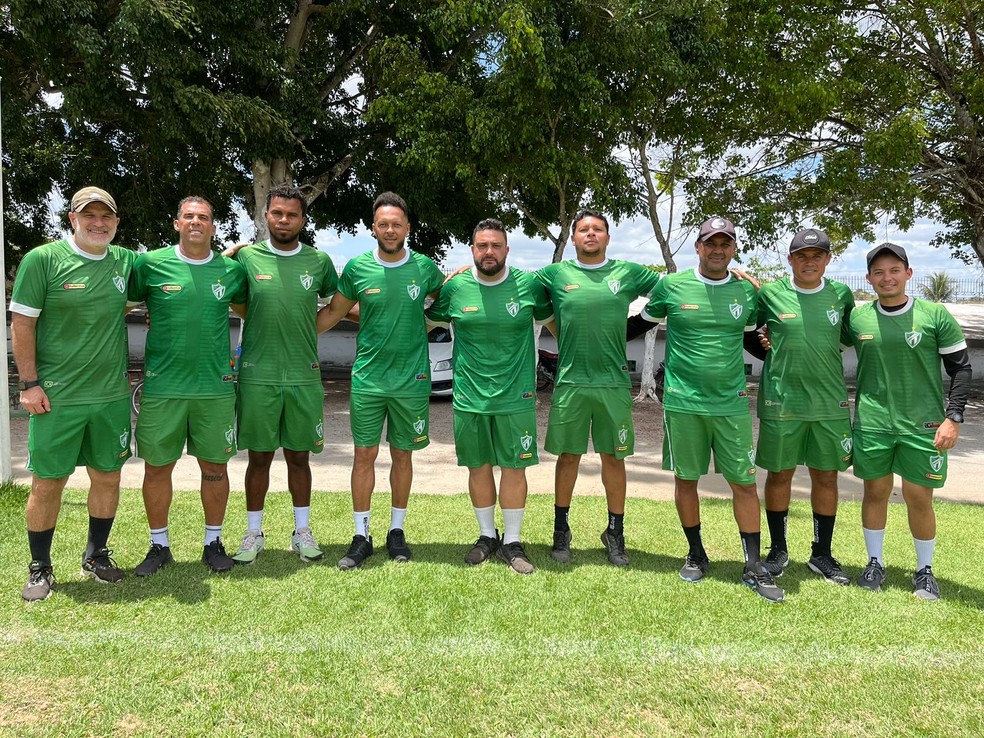 Gabriel Teixeira, no centro, ao lado de toda a comissão técnica do Murici — Foto: Gabriel Teixeira/Arquivo pessoal