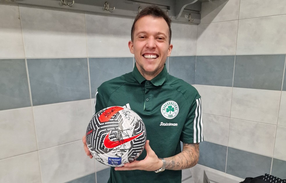 Bernard com a bola do jogo após anotar hat-trick pelo Panathinaikos — Foto: Reprodução/Twitter