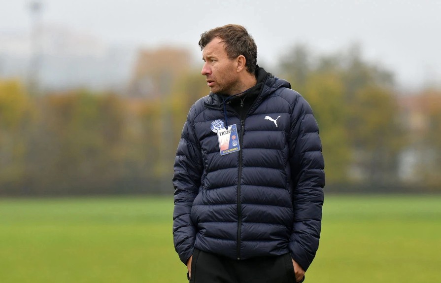 Técnico flagrado filmando jogadoras em vestiário pega suspensão e revolta atletas