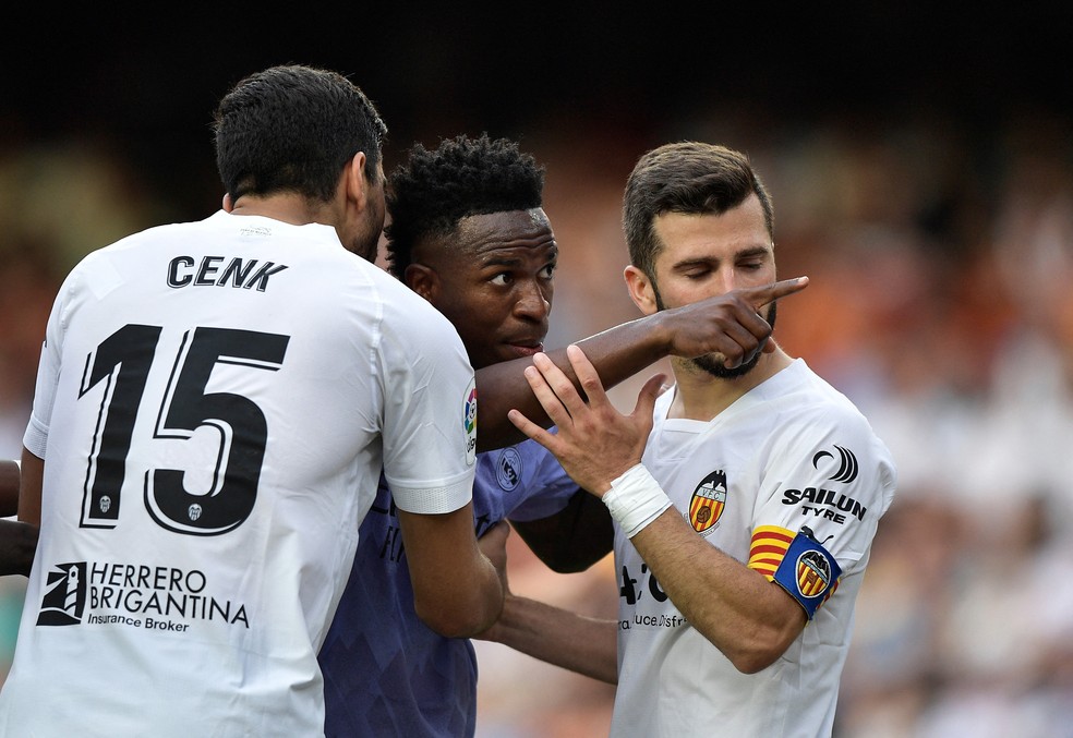 Vinicius Junior fala com jogadores do Valencia e denuncia comportamento racista da torcida  — Foto: Pablo Morano/Reuters
