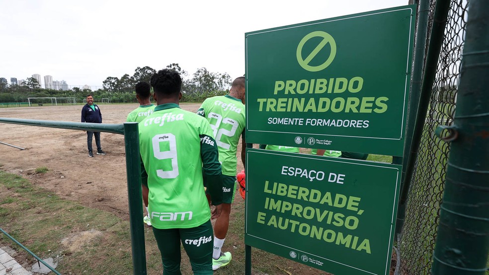 "Proibido treinadores. Somente formadores", diz placa na entrada do campo de terra no CT da base do Palmeiras — Foto: Cesar Palmeiras / Palmeiras