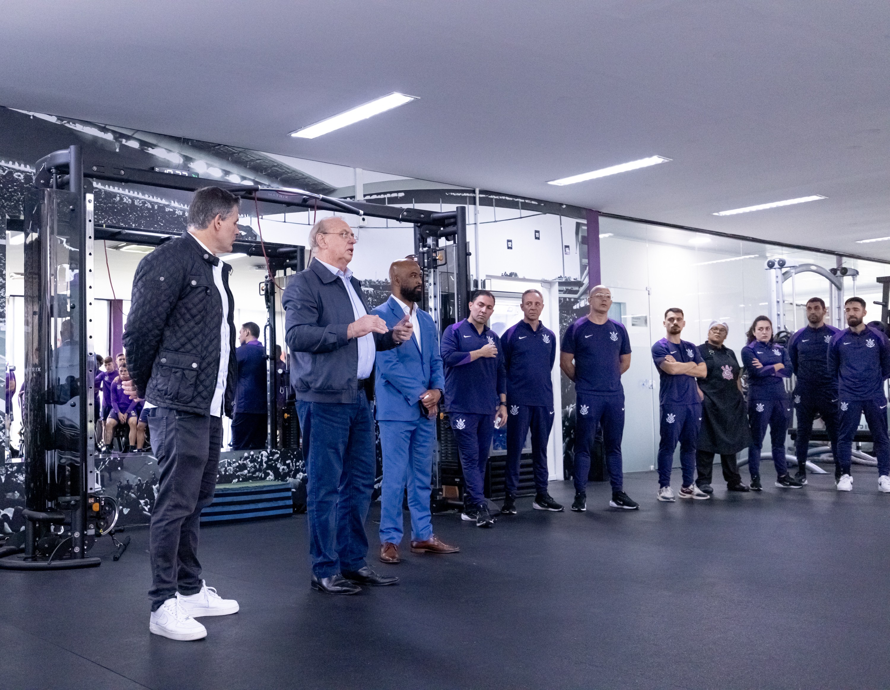 Presidente interino do Corinthians se encontra com elenco no CT.