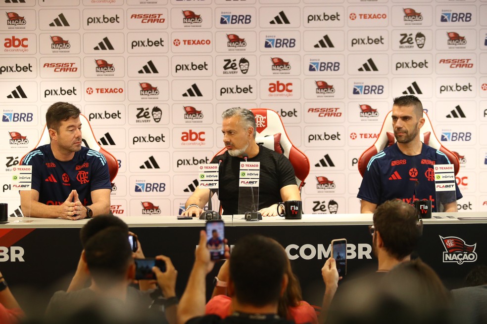 José Boto apresenta médico Fernando Sassaki e assistente Alfredo Almeida no Flamengo